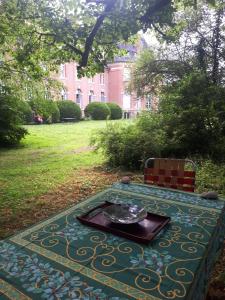 Una mesa con un plato encima y una silla. en Appartement château classé, site remarquable, 1chbre, en Salbris 2 fotos más