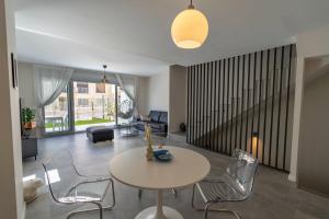 ein Wohnzimmer mit Tisch und Stühlen in der Unterkunft Serena Village beautiful 3 bedroom terraced house close to the beach in La Cala de Mijas + 27 Fotos