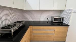 Kuchyň nebo kuchyňský kout v ubytování Pinaki Comfort Stay Malad - Near Nesco & Oberoi Mall + 36 fotografií