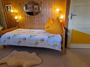 Postel nebo postele na pokoji v ubytování Chalet Gotthelf Gartenstudio, Ferien mit Hund