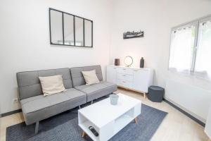 a living room with a couch and a coffee table at Au cœur d'Amboise - Garage privé 2 roues in Amboise