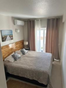Ένα ή περισσότερα κρεβάτια σε δωμάτιο στο Sunrise Luz Apartament