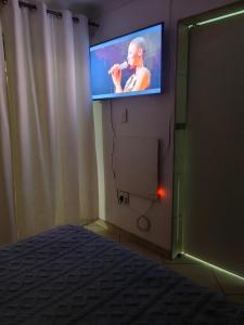 Μια τηλεόραση ή/και κέντρο ψυχαγωγίας στο EasyStay Hideaway