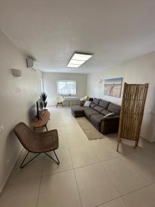 Χώρος καθιστικού στο Sunrise Luz Apartament