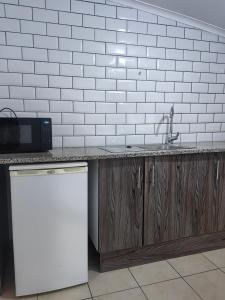 Η κουζίνα ή μικρή κουζίνα στο EasyStay Hideaway +21 φωτογραφίες