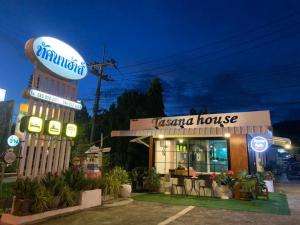 考科塔桑纳之家宾馆的一座前面有招牌的杰斯纳房子