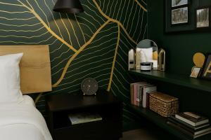 Ένα ή περισσότερα κρεβάτια σε δωμάτιο στο NEW Hot tub, Fireplace, Swing, Modern Cabin