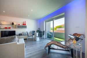 una sala de estar con un sofá y una mesa en Lucky House (A L), en Praia de Esmoriz