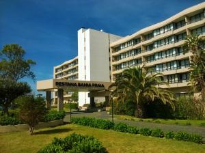 um edifício de resort com uma placa que diz "Presidium Bank Park" em Pestana Bahia Praia Nature & Beach Resort em Vila Franca do Campo