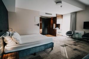 sypialnia z dużym łóżkiem w pokoju w obiekcie Q Hotel Grand Cru Gdańsk w Gdańsku
