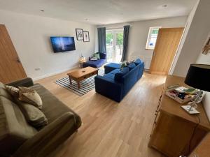 TV a/nebo společenská místnost v ubytování 2 - Badger Sett - Modern home with hot tub in Norfolk