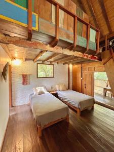 deux lits dans une chambre avec plafonds en bois dans l'établissement Authentic 5 BR Villa - Perfect for Families & Groups - Close to Canggu Beach, à Canggu