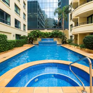 ein Swimmingpool mitten in einem Gebäude in der Unterkunft Cozy 1 bedroom unit in parramatta Pool,Spa,Dining in Sydney