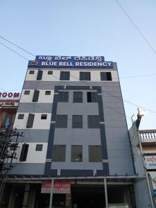 Blue Bell Residency Yeswanthpur Railway Station في بانغالور: مبنى عليه لافته