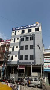 Blue Bell Residency Yeswanthpur Railway Station في بانغالور: مبنى عليه لافتة مقر الجرس الأزرق