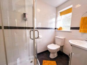 Et badeværelse på Tramways Holiday Cottage + 9 billeder