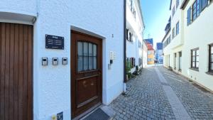 Un edificio con una puerta y una calle de ladrillos. en Mihalca Studio Apartments, en Günzburg