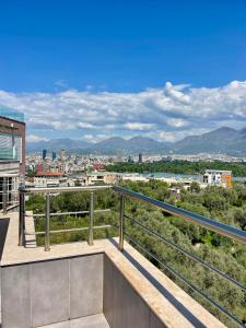 balcón con vistas a la ciudad en Liqeni i thate apartment, en Tirana