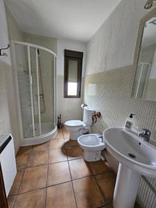 A bathroom at Alojamientos rurales el hosquillo, lugar de bienestar Még 37 kép