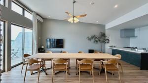 a kitchen and dining room with a table and chairs at ALFACIO RESORT STAY ITOSHIMA in Itoshima