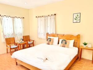 Postel nebo postele na pokoji v ubytování The Golden View Resort สวนผึ้ง