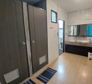 Η κουζίνα ή μικρή κουζίνα στο The Hangout Hostel Ao Nang