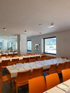 Reštaurácia alebo iné gastronomické zariadenie v ubytovaní Apartamentos La Solana