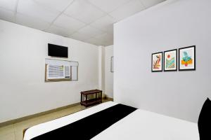 Μια τηλεόραση ή/και κέντρο ψυχαγωγίας στο SPOT ON Nakshatra Lodge +27 φωτογραφίες