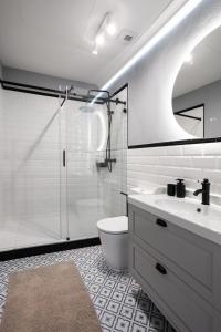 Koupelna v ubytování Studio Premium with Air Conditioning for couples in the heart of Krakow, Main Square + 168 fotografií