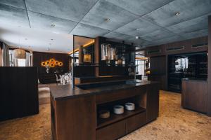 A kitchen or kitchenette at Boutique Hotel Mandarfnerhof