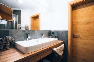 A bathroom at Boutique Hotel Mandarfnerhof