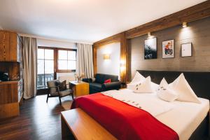A bed or beds in a room at Boutique Hotel Mandarfnerhof