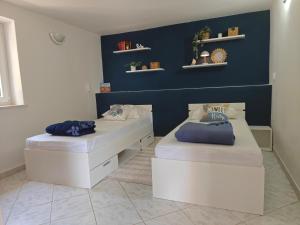 Postel nebo postele na pokoji v ubytování Apartments Maskovic Karbuni