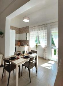 une cuisine et une salle à manger avec une table et des chaises dans l'établissement Il Pumo Salentino, à Lecce