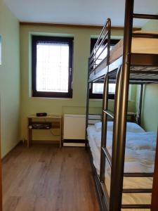 Кровать или кровати в номере Ferienwohnung Schäfer im Landhaus Almberg App. 11