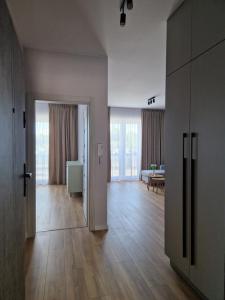 an empty room with a kitchen and a living room at Apartament ulica Marzeń 13 in Kostrzyn nad Odrą