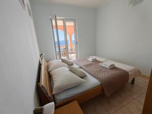 Postel nebo postele na pokoji v ubytování Apartments Maskovic Karbuni