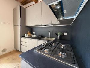 eine Küche mit Spüle und Herd in der Unterkunft Appartamento di Celsa in Abbadia San Salvatore