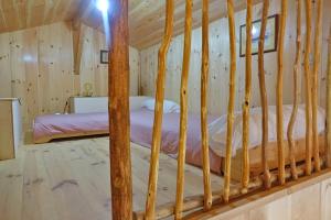 1 Schlafzimmer mit 2 Etagenbetten in einer Holzhütte in der Unterkunft Villa Naïade, Lège-Cap-Ferret, Arcachon Bay in Lège-Cap-Ferret