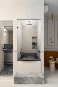 bagno con vasca in camera di Luxury Suites by Lato ad Ágios Nikólaos