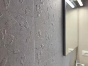 ein Badezimmer mit einer grauen Wand mit einem Spiegel in der Unterkunft Appartamento di Celsa in Abbadia San Salvatore + 8 Fotos