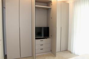 TV a/nebo společenská místnost v ubytování MaisonMe Suite with private pool