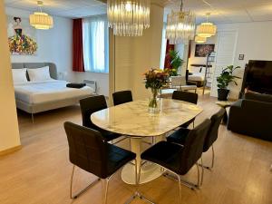 a room with a table and chairs and a bedroom at Grand Place - Prime Location 2 Bedroom Apartment in Brussels