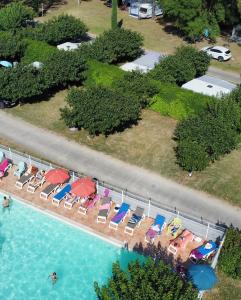 Bazén v ubytování Camping La Combe nebo v jeho okolí