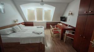 Postel nebo postele na pokoji v ubytování Abbázia Club Hotel Kék