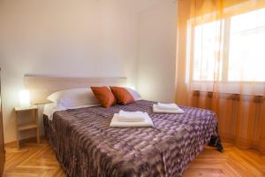 a bedroom with a bed with two towels on it at Apartman Petra in Cres