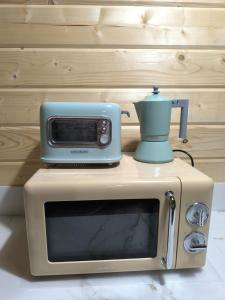 eine Mikrowelle mit einem Mixer darüber in der Unterkunft Cabaña de madera Mar y Madera, playa de las catedrales in Barreiros