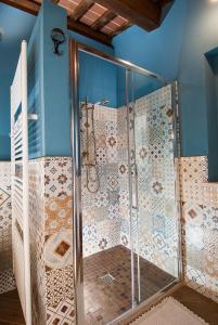 eine Dusche in einem Badezimmer mit Fliesen an der Wand in der Unterkunft Casa Monsignore in San Giovanni in Marignano