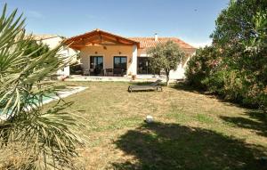 a house with a bench in front of a yard at Maison Avec Piscine Privée in Châteauneuf-du-Pape +22 photos