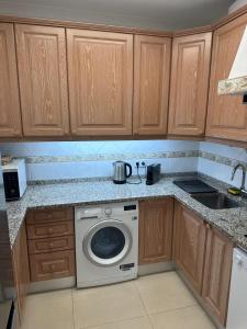 Η κουζίνα ή μικρή κουζίνα στο Sunrise Luz Apartament